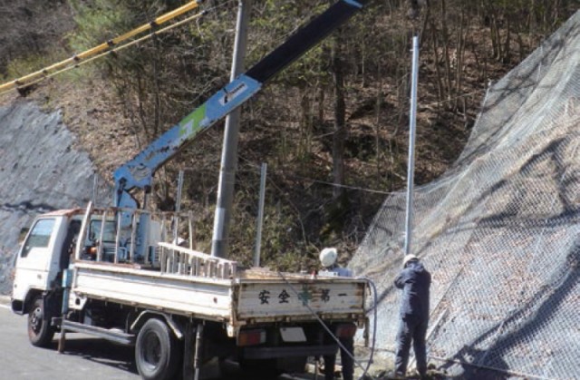 部材がシンプルで軽量、組み立てが容易