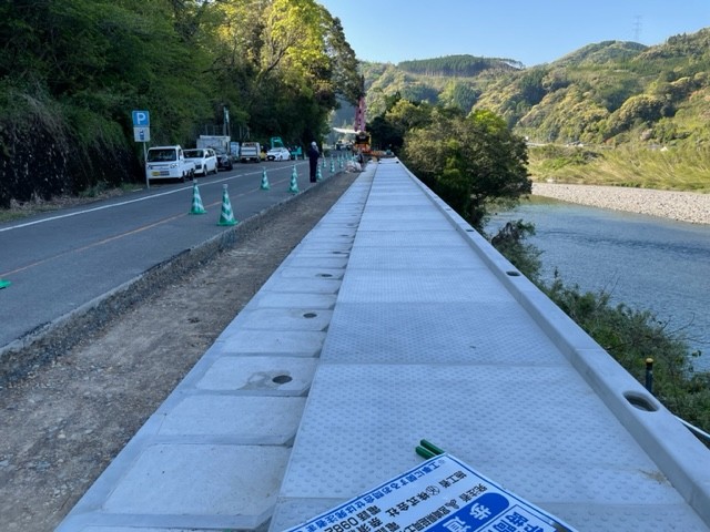 ｺﾝｸﾘｰﾄ歩道盤設置状況（国道218号川水流工区歩道整備）