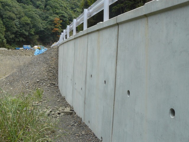 GrL型擁壁施工実績（林道小川石内谷線）.JPG