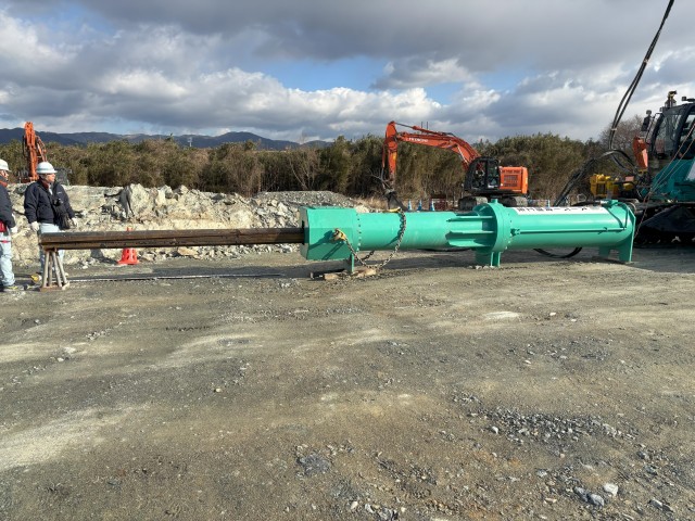 超大型油圧セリ矢 スーパー段割セリ矢：割岩力 35,000t
