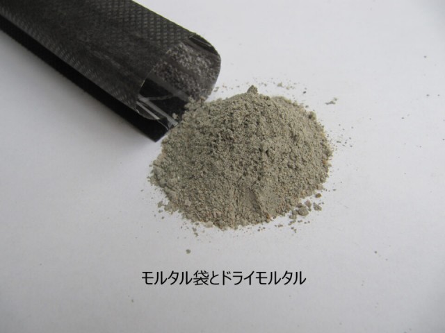 施工前のモルタル製袋体は柔軟性があり、のり面の凹凸に密着しやすい。施工後は自然降雨等により硬化し、小段を形成することで表面流下水を抑制し、安定した生育基盤を確保する。