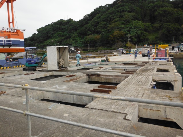 富岡建設　油津港湾123桟橋その3