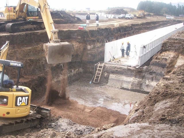 １．計画深度及び計画幅まで掘削後にFe石灰処理土をバックホウ等で投入